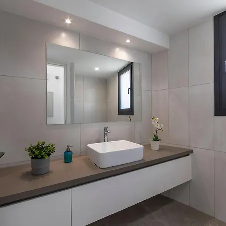 Villa Yria, Walking Distance To Coral Bay Nicosia