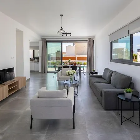 Villa Yria, Walking Distance To Coral Bay